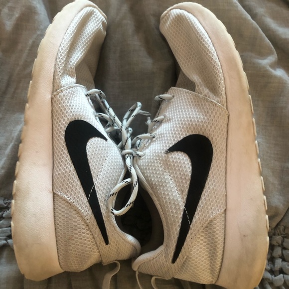 Woman’s Nike running shoe - Picture 5 of 5